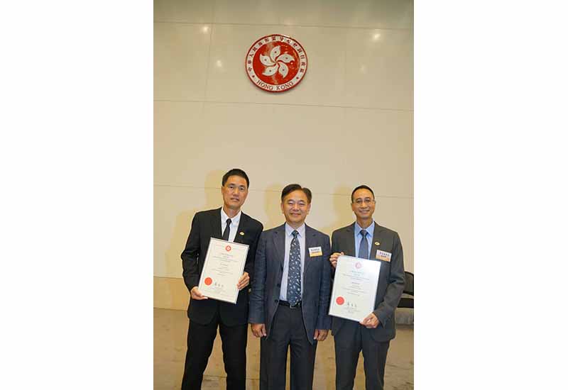 The Secretary for the Civil Service's Commendation Awards 2018 presented to Mr YUEN Chi-sing, Senior Technical Officer (Civil) and Mr NG Chi-wo, Works Supervisor I The Secretary for the Civil Service's Commendation Awards 2018 presented to Mr YUEN Chi-sing, Senior Technical Officer (Civil) and Mr NG Chi-wo, Works Supervisor I