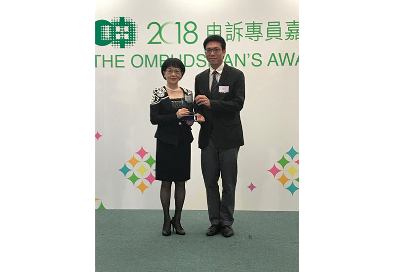 Mr. NG Yat Fei, Engineer of Railway Development Office, Highways Department, was presented the Ombudsman's Awards 2018 for Officers of Public Organisations Mr. NG Yat Fei, Engineer of Railway Development Office, Highways Department, was presented the Ombudsman's Awards 2018 for Officers of Public Organisations