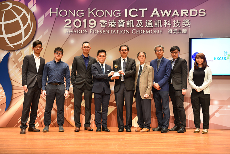 The intelligent robotic system, the development of which was initiated by the Highways Department (HyD) and which was co-invented and successfully built by the HyD and the Hong Kong Productivity Council, won the Gold Award of the Hong Kong ICT Awards 2019 - Smart Mobility Award (Smart Transportation Stream). Photo shows the Assistant Director of Highways (Technical), Mr Ho Yiu-kwong (centre), and the Chief Highway Engineer (Research and Development), Mr Terrie Hung (fourth right), with the project team members during the prize presentation ceremony.
