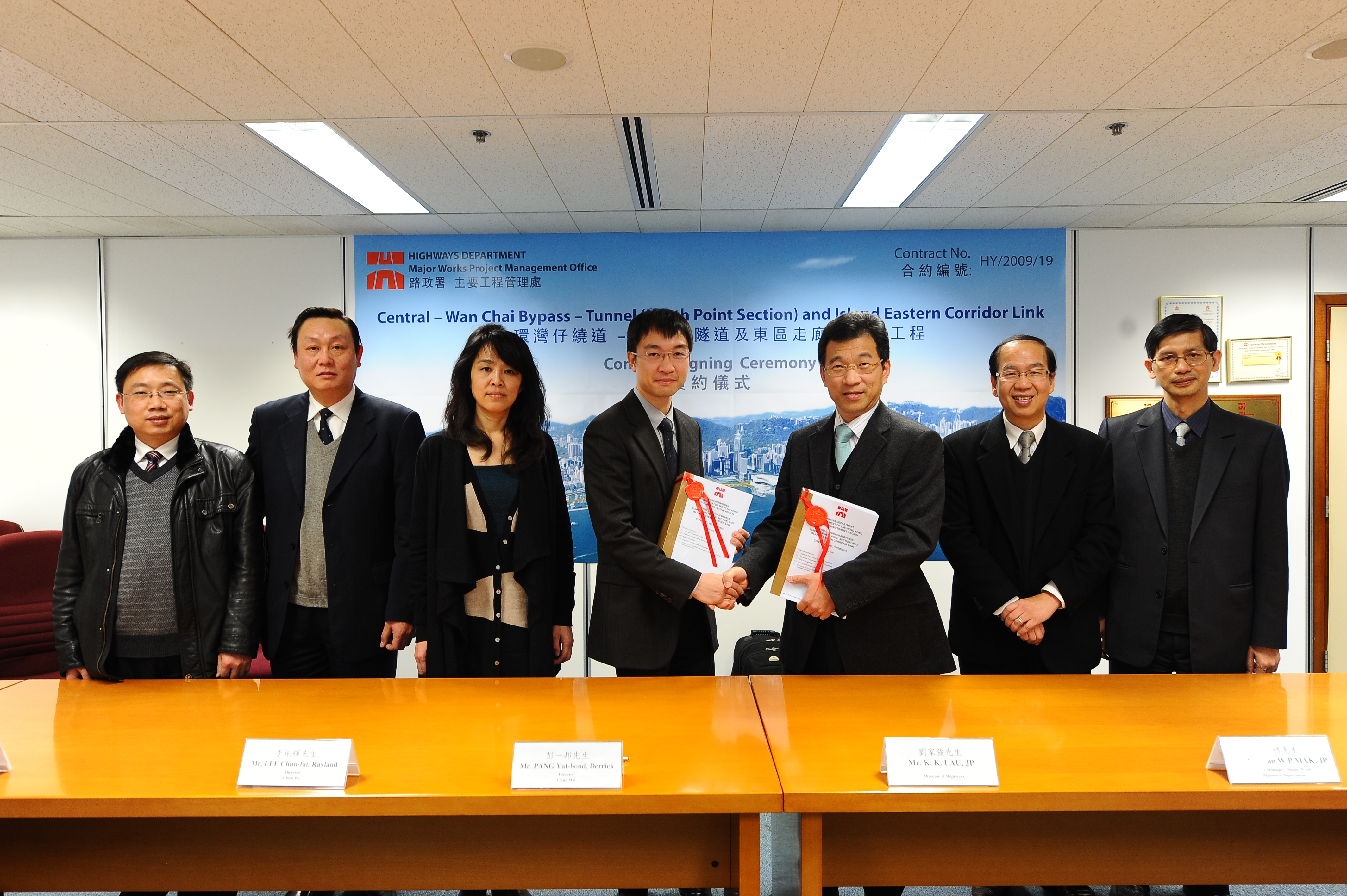 The Director of Highways, Mr K K Lau (third right), attended a contract signing ceremony today (January 18) on the Central – Wan Chai Bypass – Tunnel (North Point Section) and Island Eastern Corridor Link