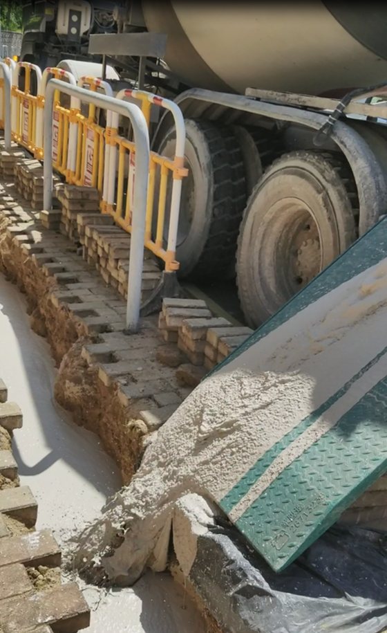 Photo : Placing self-compacting backfill material into trench