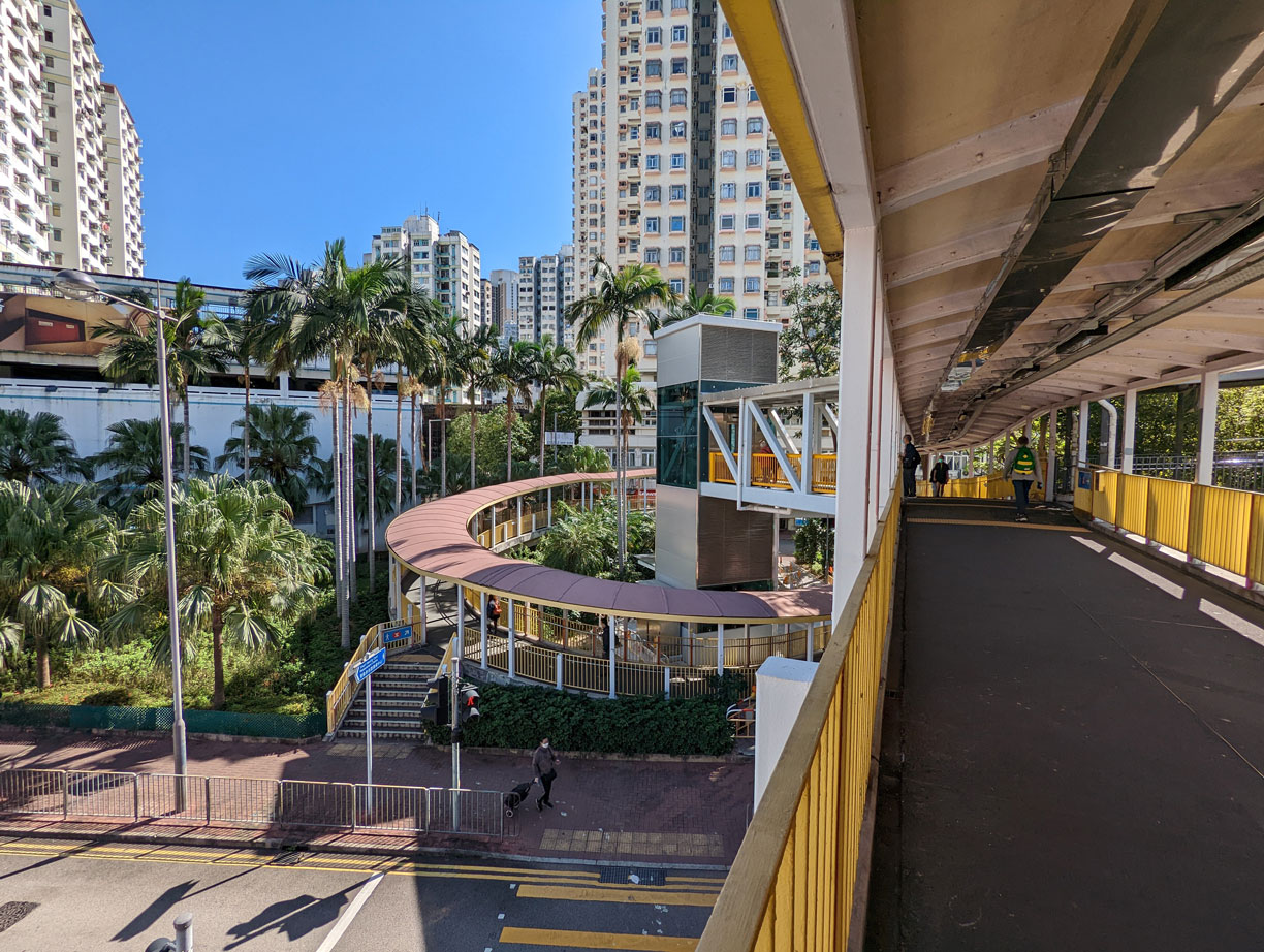 Footbridge across Kwan Mun Hau Street and Castle Peak Road near Kam Mun Hau Garden at Tsuen Wan District (Structure No. NF242)