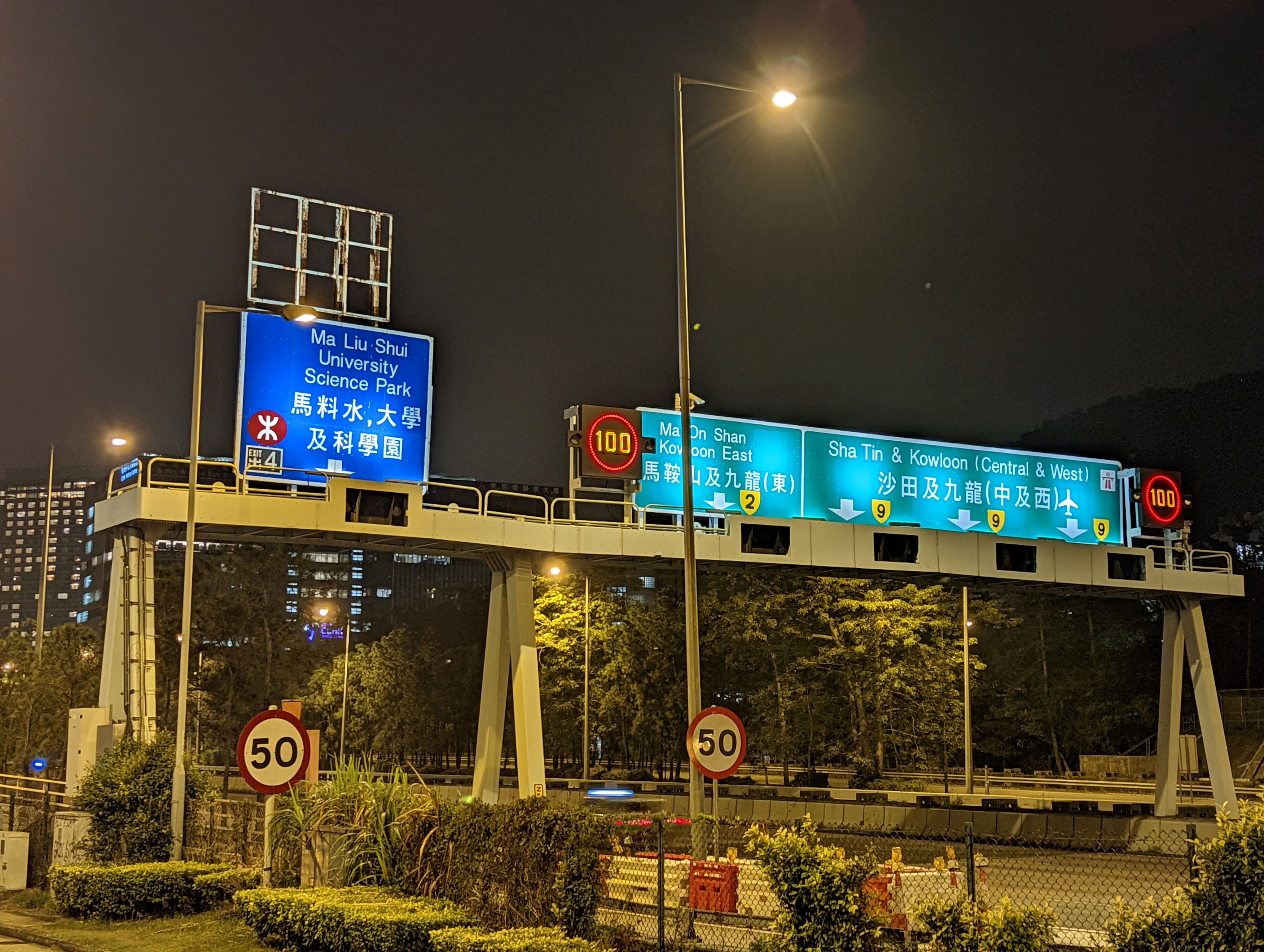图4: 在大埔吐露港公路已更换发光二极管洗墙灯的架空标志架