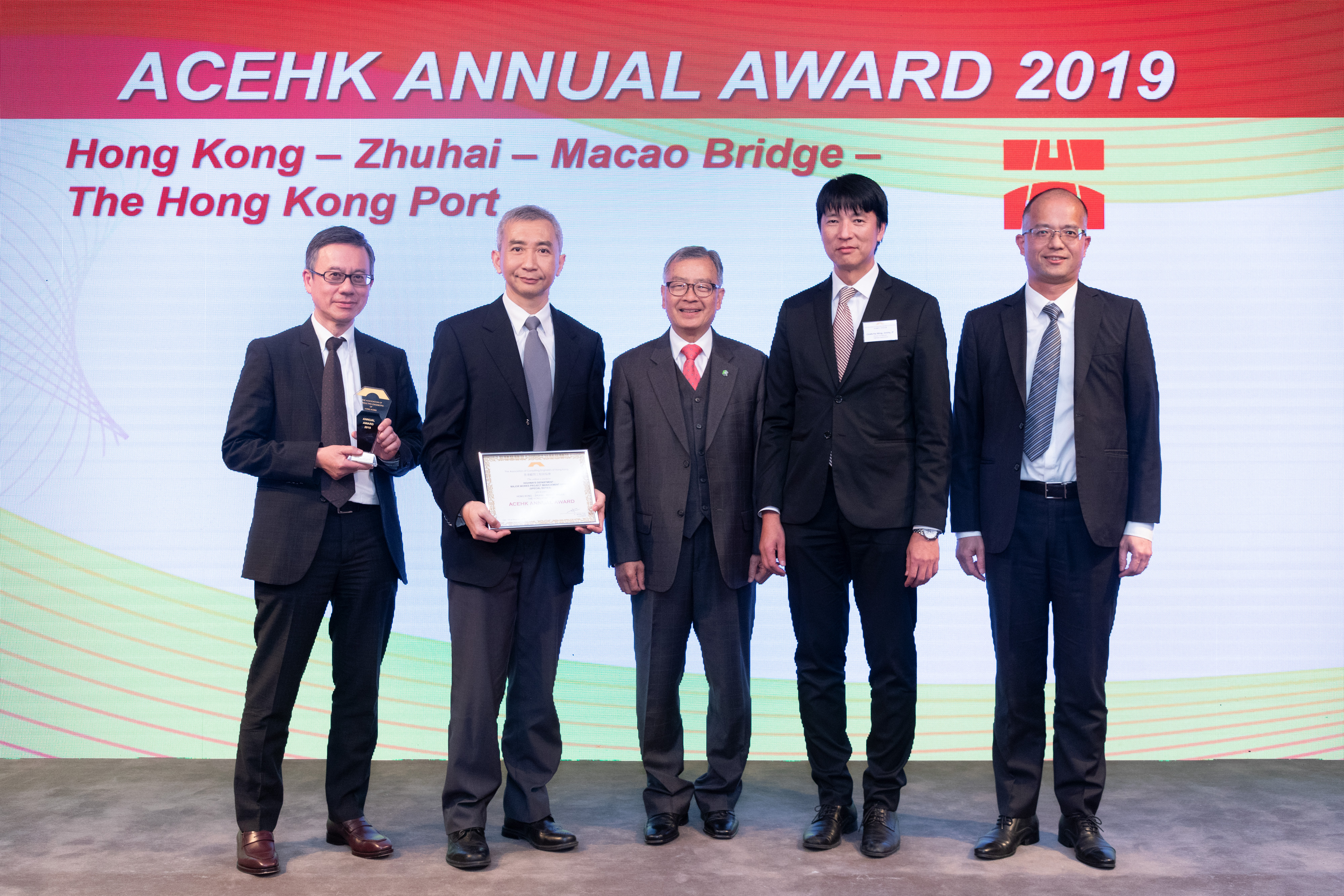 港珠澳大橋香港段香港口岸工程項目獲頒顧問工程師協會年獎2019。