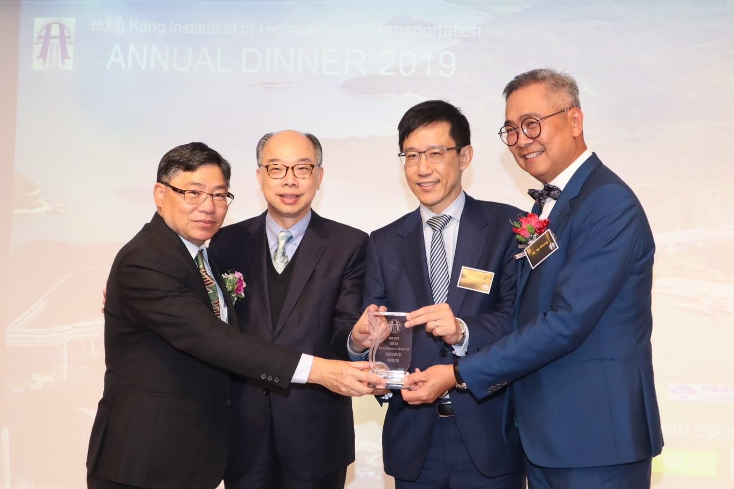 港珠澳大橋香港段工程項目(包括香港連接路及香港口岸)獲頒香港公路學會2019年度公路和交通卓越獎。